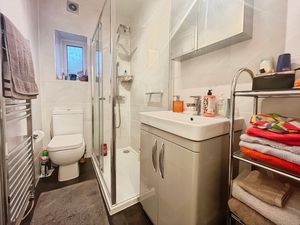 Shower room- click for photo gallery